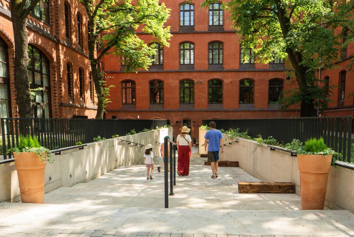 ARCHE Klasztor Wrocław - Housity