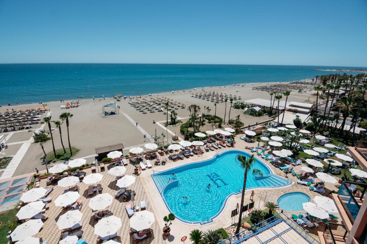 Una vista aérea de un complejo turístico con piscina y playa. en MS Amaragua, en Torremolinos