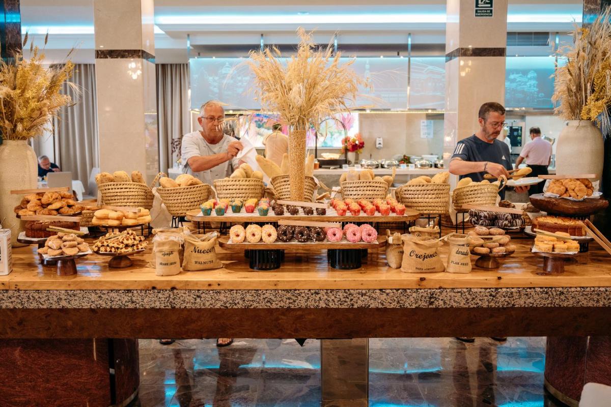 Comida en o cerca de este hotel