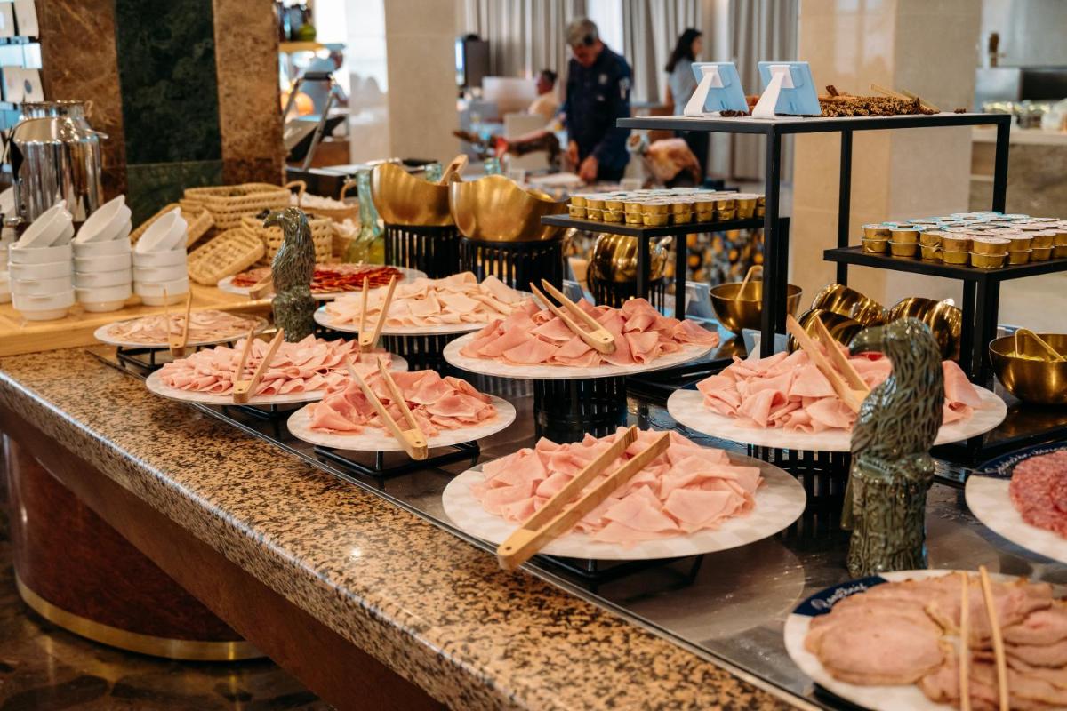 Comida en o cerca de este hotel
