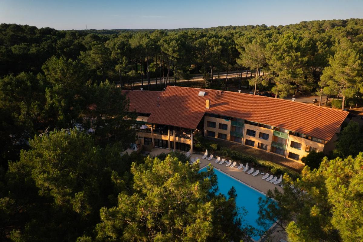 - une vue de tête sur un complexe avec une piscine dans l'établissement Hôtel & Spa Vitalparc, The Originals Collection, à Lacanau-Océan