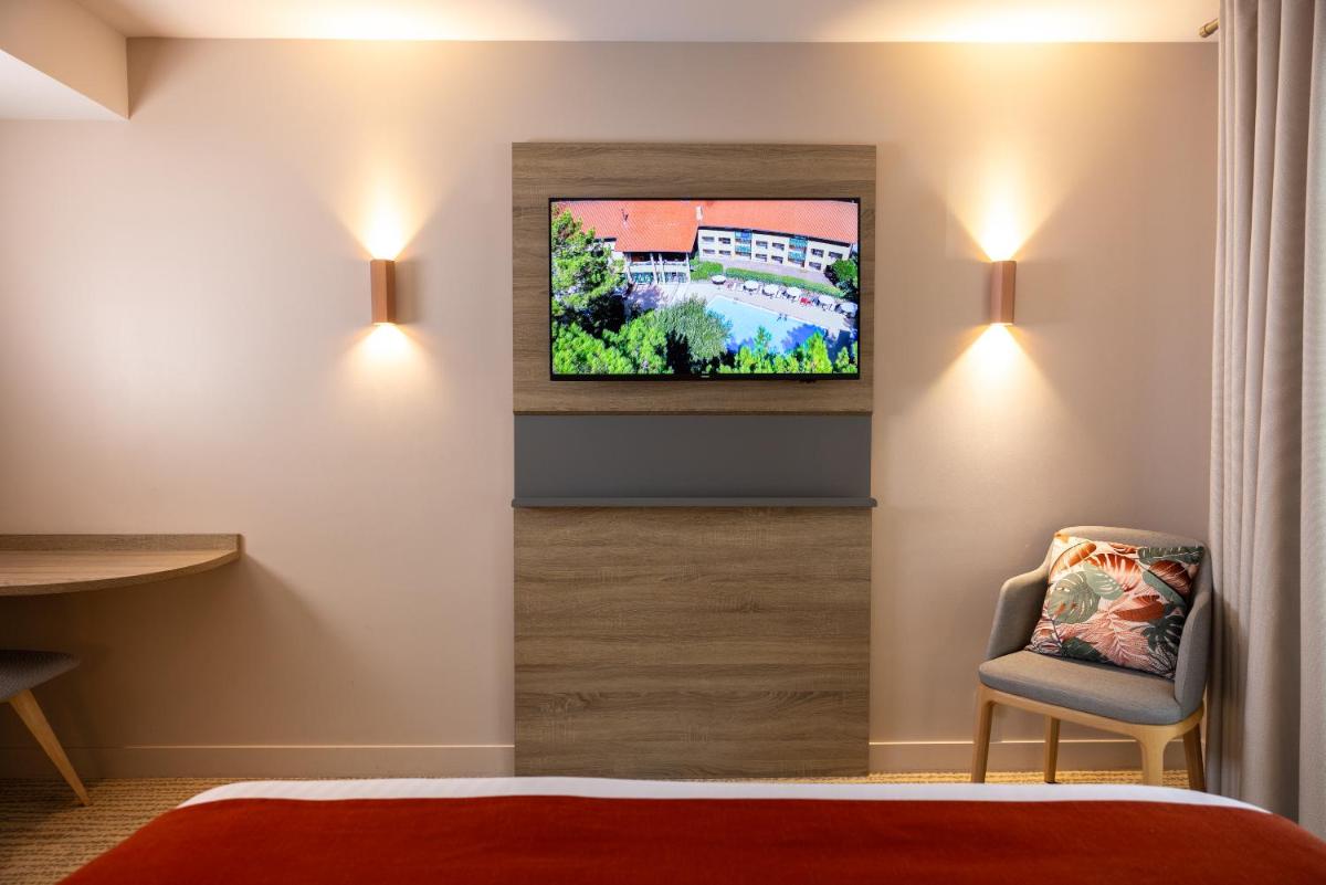 Télévision ou salle de divertissement dans l'établissement Hôtel & Spa Vitalparc, The Originals Collection