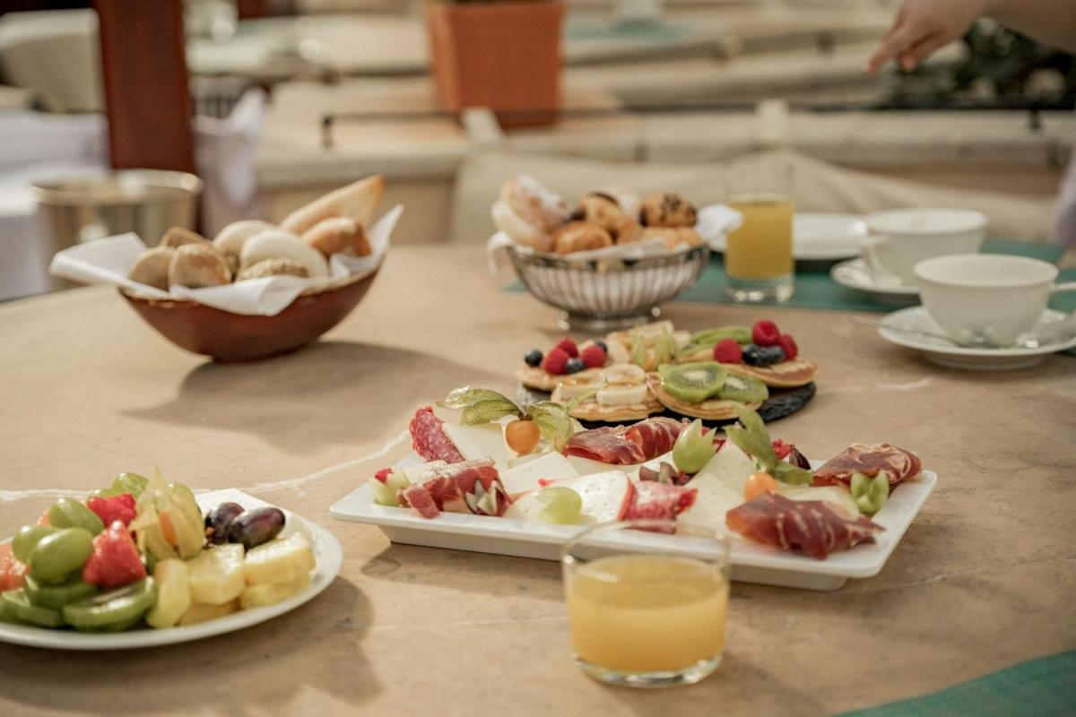 Comida en o cerca de este hotel