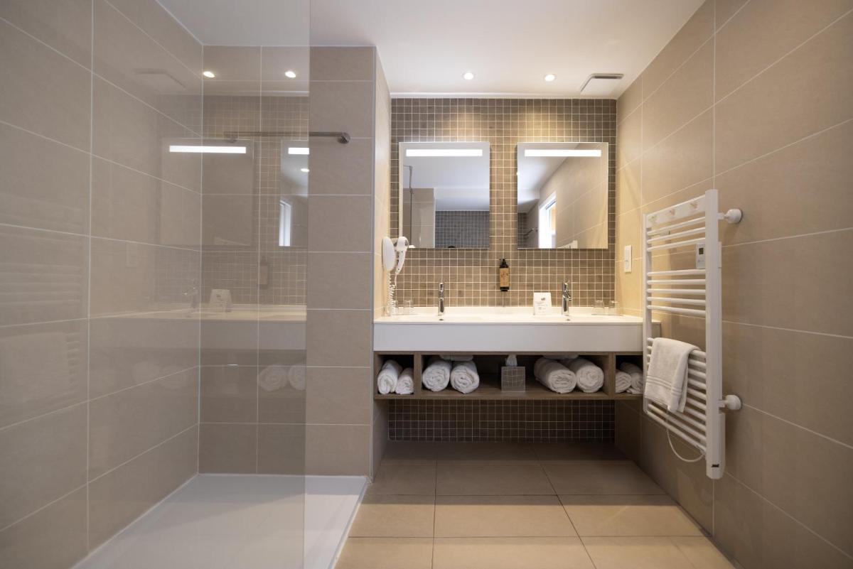 Salle de bains dans l'établissement Hôtel & Spa Vitalparc, The Originals Collection