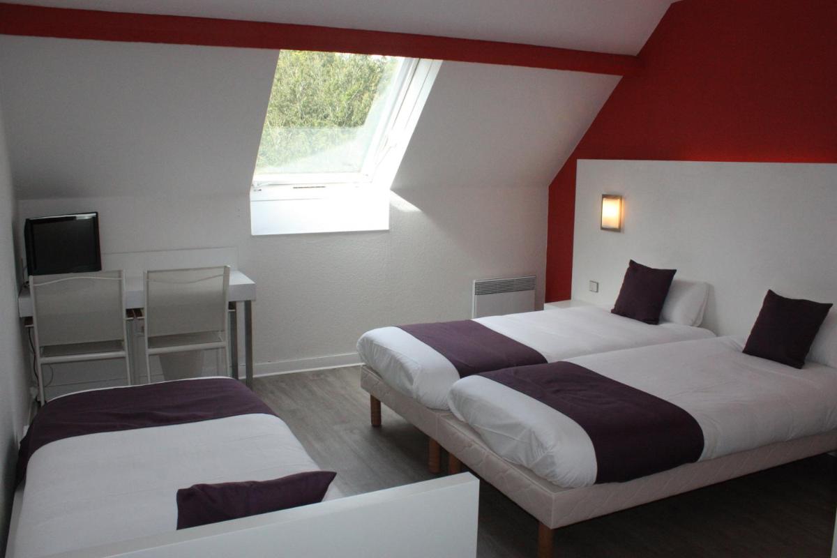 Un ou plusieurs lits dans un hébergement de l'établissement Logis Latitude Ouest Hôtel Restaurant & Spa