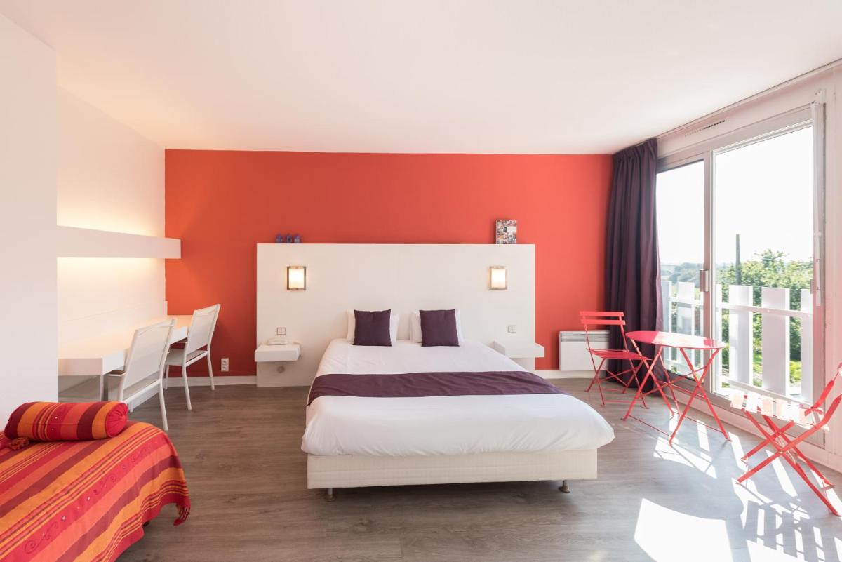 Un ou plusieurs lits dans un hébergement de l'établissement Logis Latitude Ouest Hôtel Restaurant & Spa