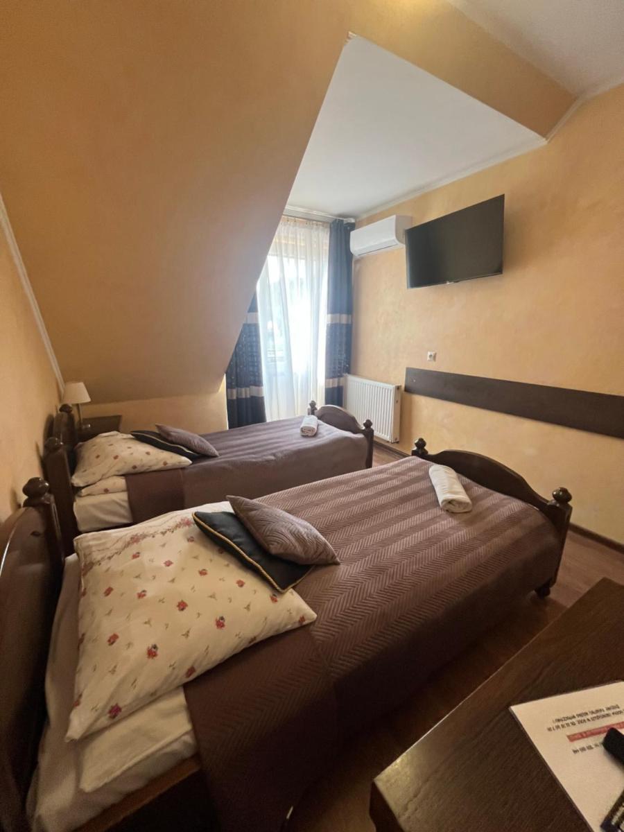 Zajazd pod Jarem - Housity