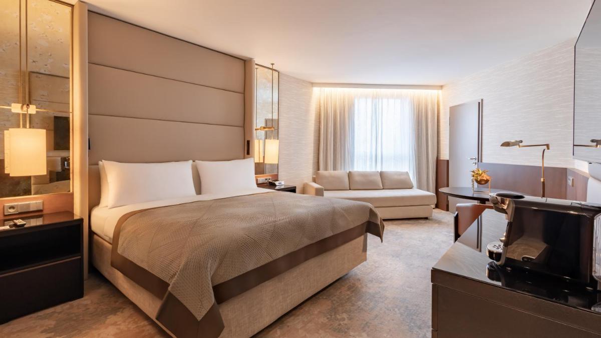 Ein Bett oder Betten in einem Zimmer der Unterkunft InterContinental Berlin by IHG