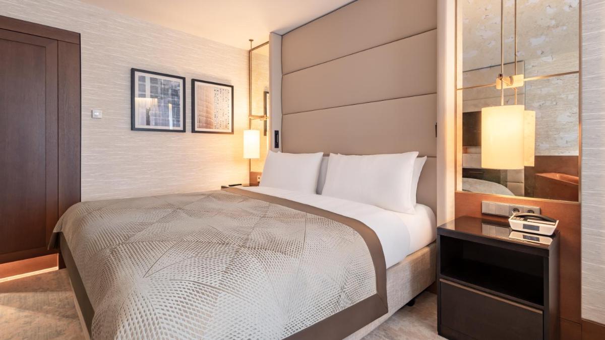 Ein Bett oder Betten in einem Zimmer der Unterkunft InterContinental Berlin by IHG