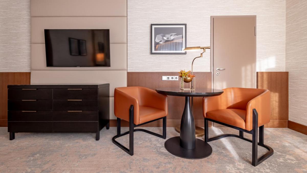 Ein Sitzbereich in der Unterkunft InterContinental Berlin by IHG