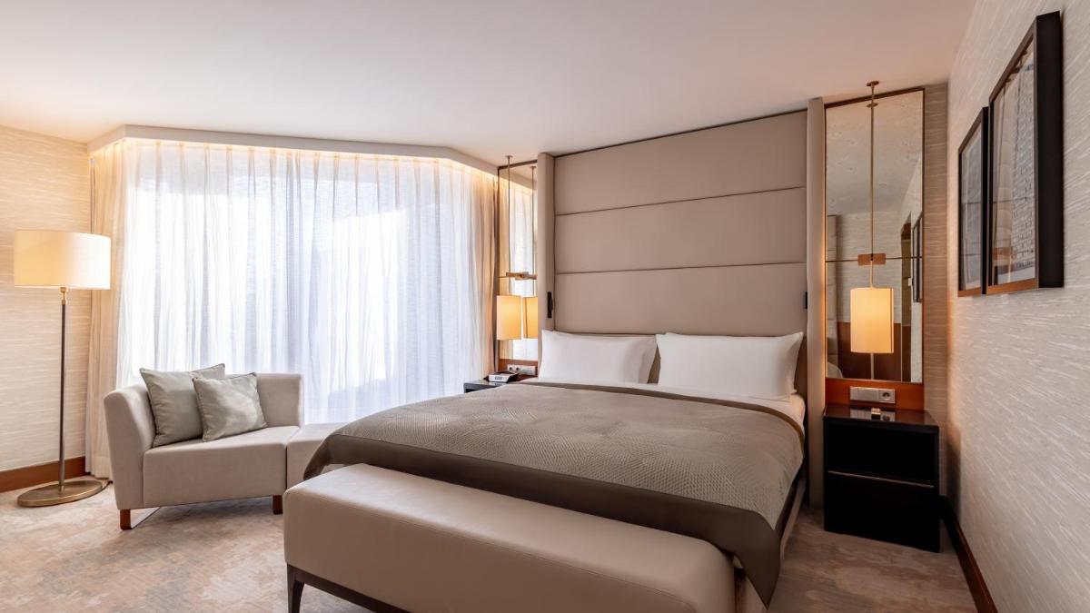 Ein Bett oder Betten in einem Zimmer der Unterkunft InterContinental Berlin by IHG