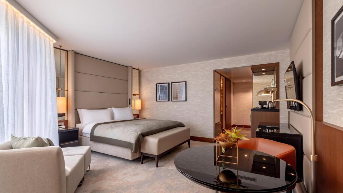 Ein Sitzbereich in der Unterkunft InterContinental Berlin by IHG
