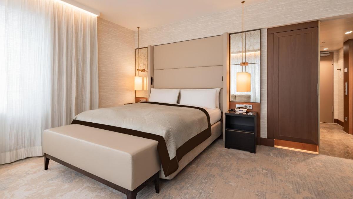 Ein Bett oder Betten in einem Zimmer der Unterkunft InterContinental Berlin by IHG