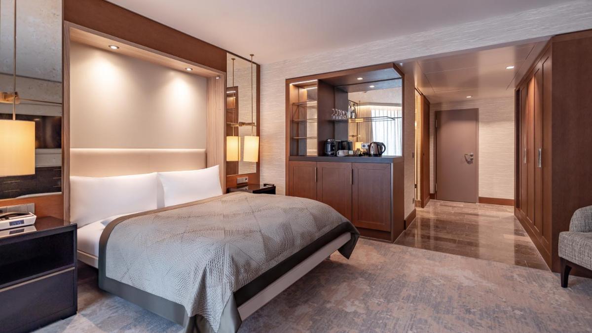 Ein Bett oder Betten in einem Zimmer der Unterkunft InterContinental Berlin by IHG