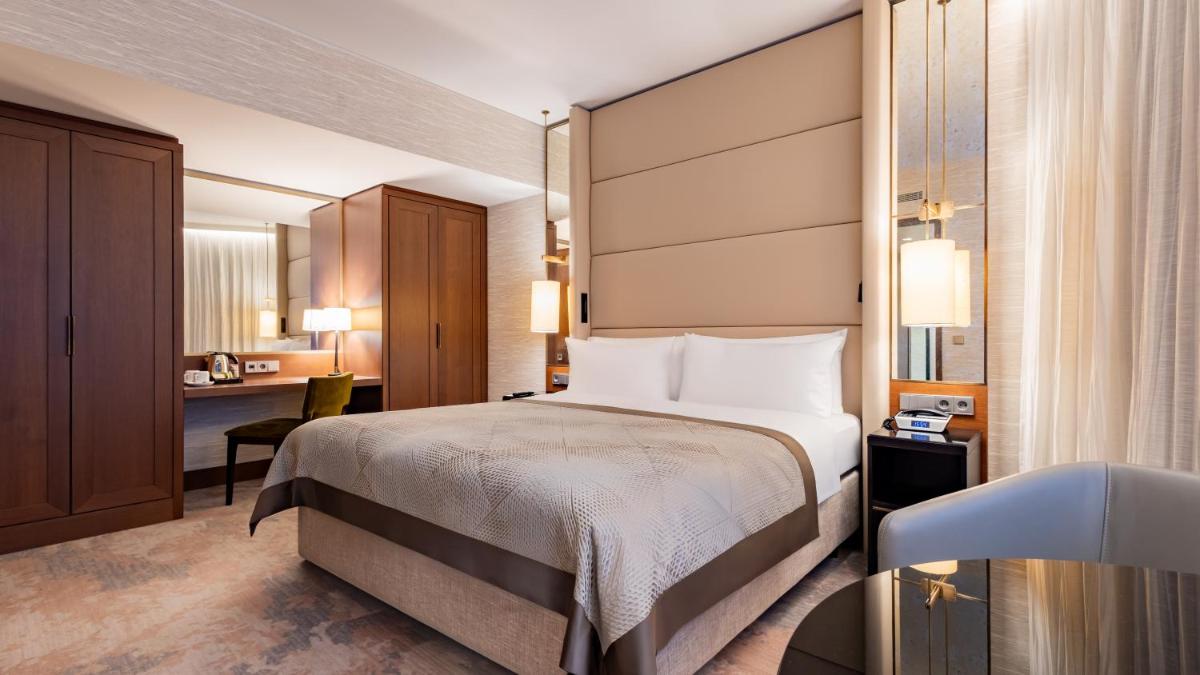 Ein Bett oder Betten in einem Zimmer der Unterkunft InterContinental Berlin by IHG
