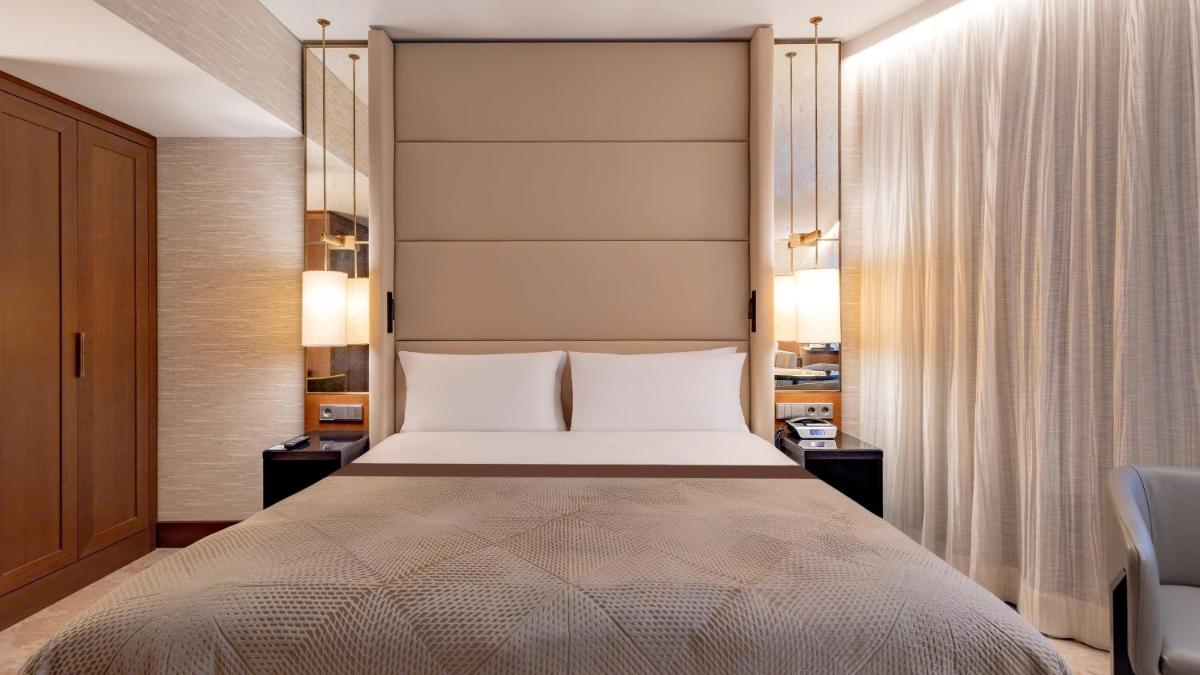 Ein Bett oder Betten in einem Zimmer der Unterkunft InterContinental Berlin by IHG