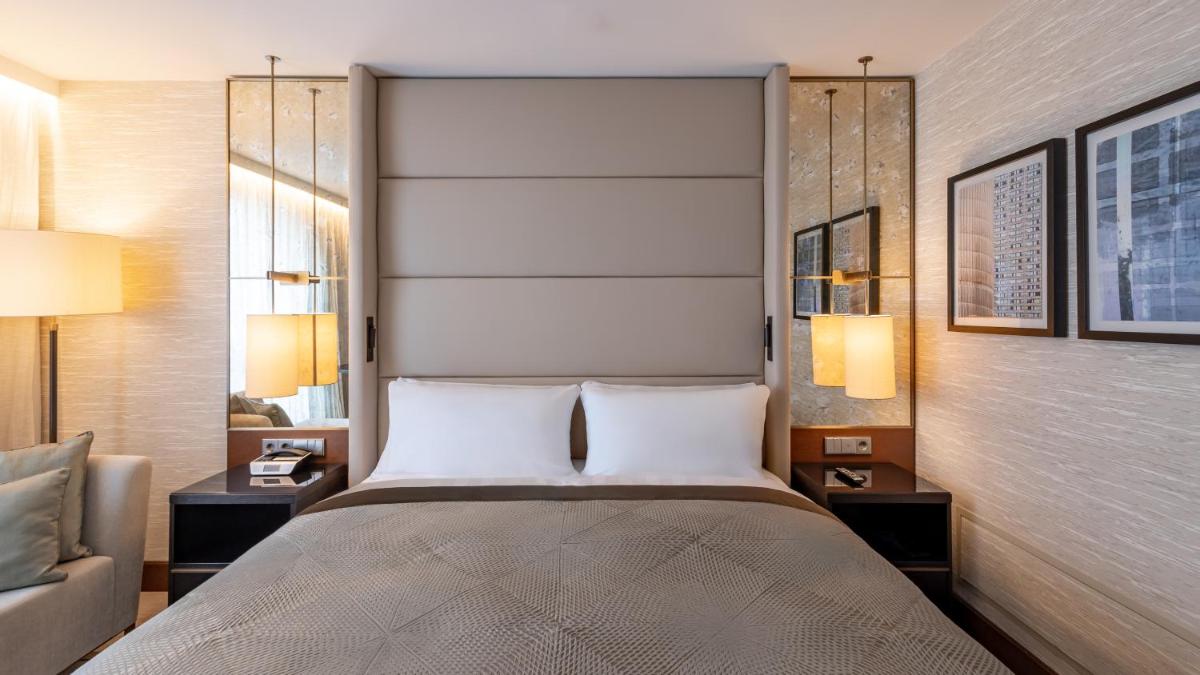 Ein Bett oder Betten in einem Zimmer der Unterkunft InterContinental Berlin by IHG