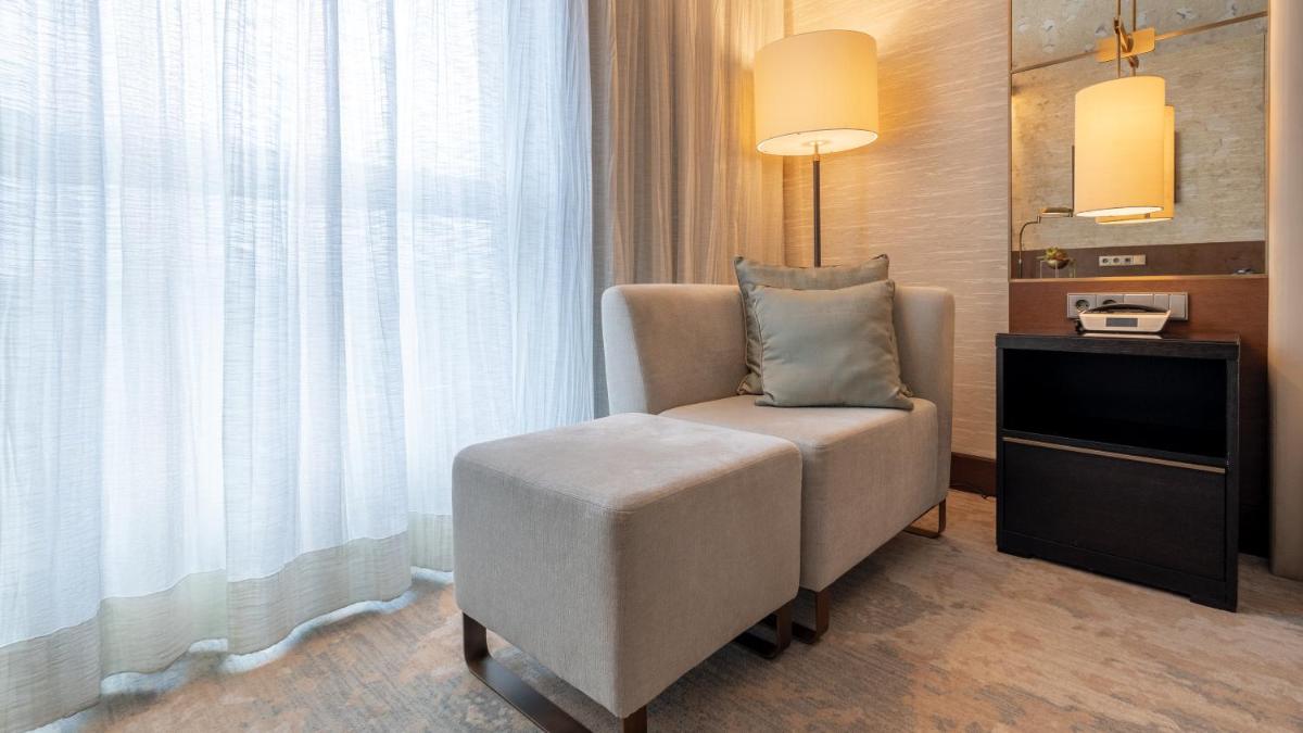 Ein Sitzbereich in der Unterkunft InterContinental Berlin by IHG