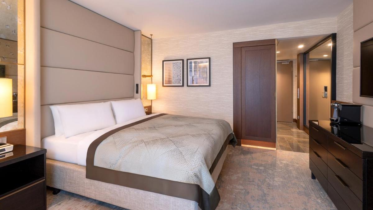 Ein Bett oder Betten in einem Zimmer der Unterkunft InterContinental Berlin by IHG