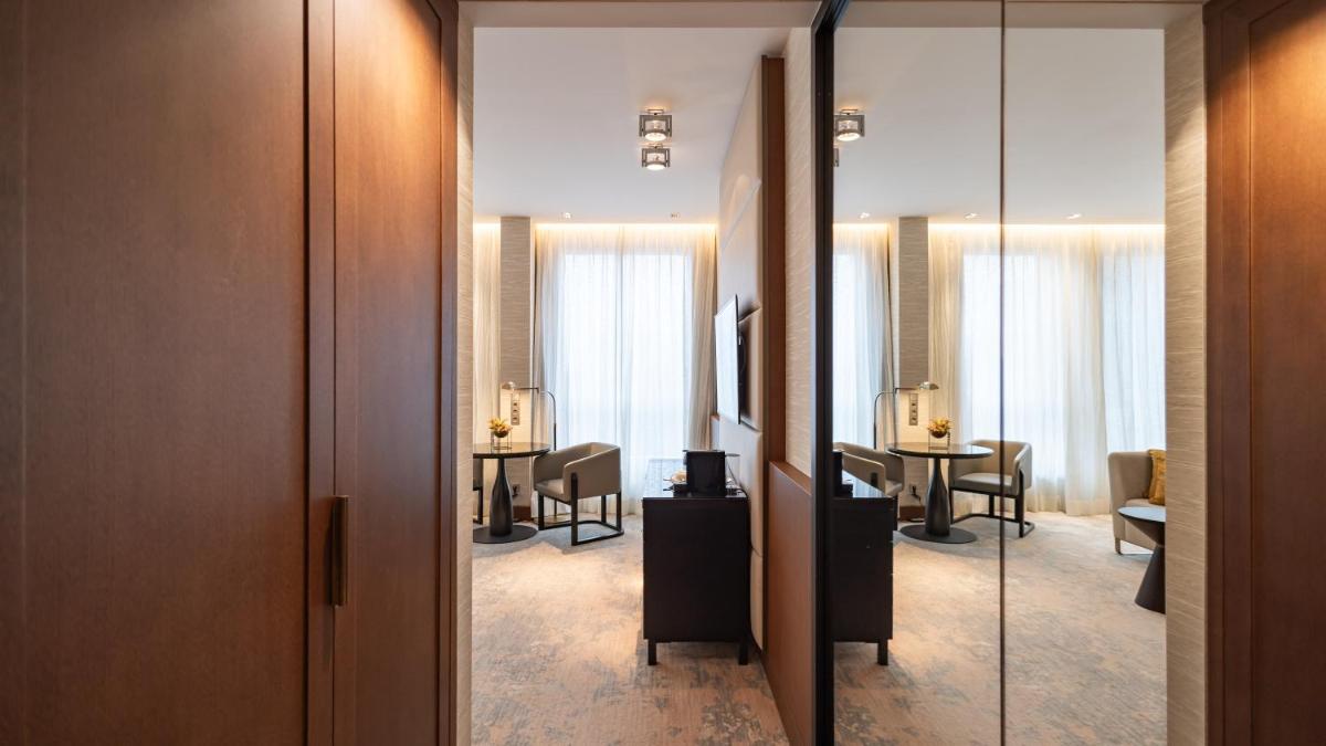 Ein Sitzbereich in der Unterkunft InterContinental Berlin by IHG