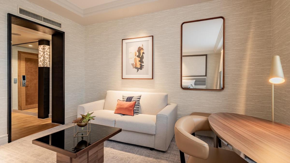 Ein Sitzbereich in der Unterkunft InterContinental Berlin by IHG