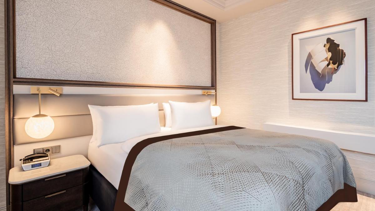 Ein Bett oder Betten in einem Zimmer der Unterkunft InterContinental Berlin by IHG