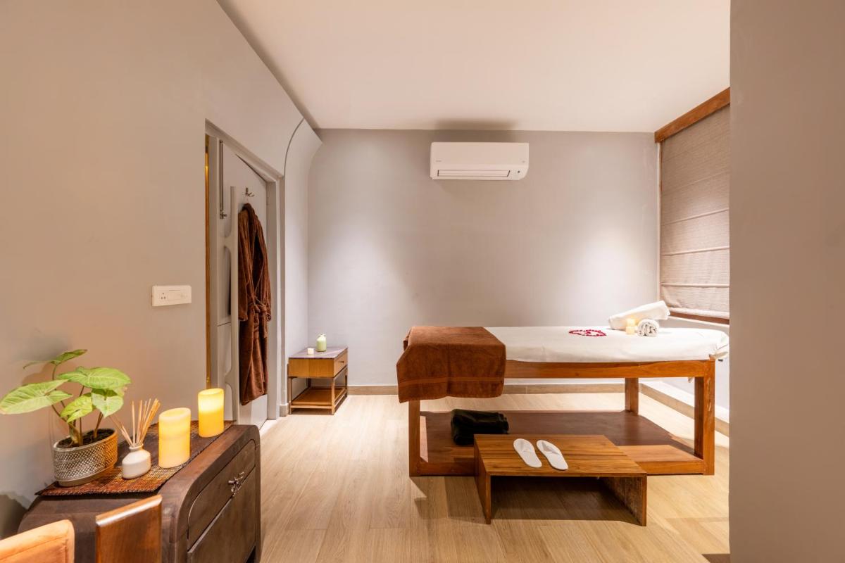 a small room with a bed and a table at Antalya By Divine Ganga Cottage in Rishīkesh