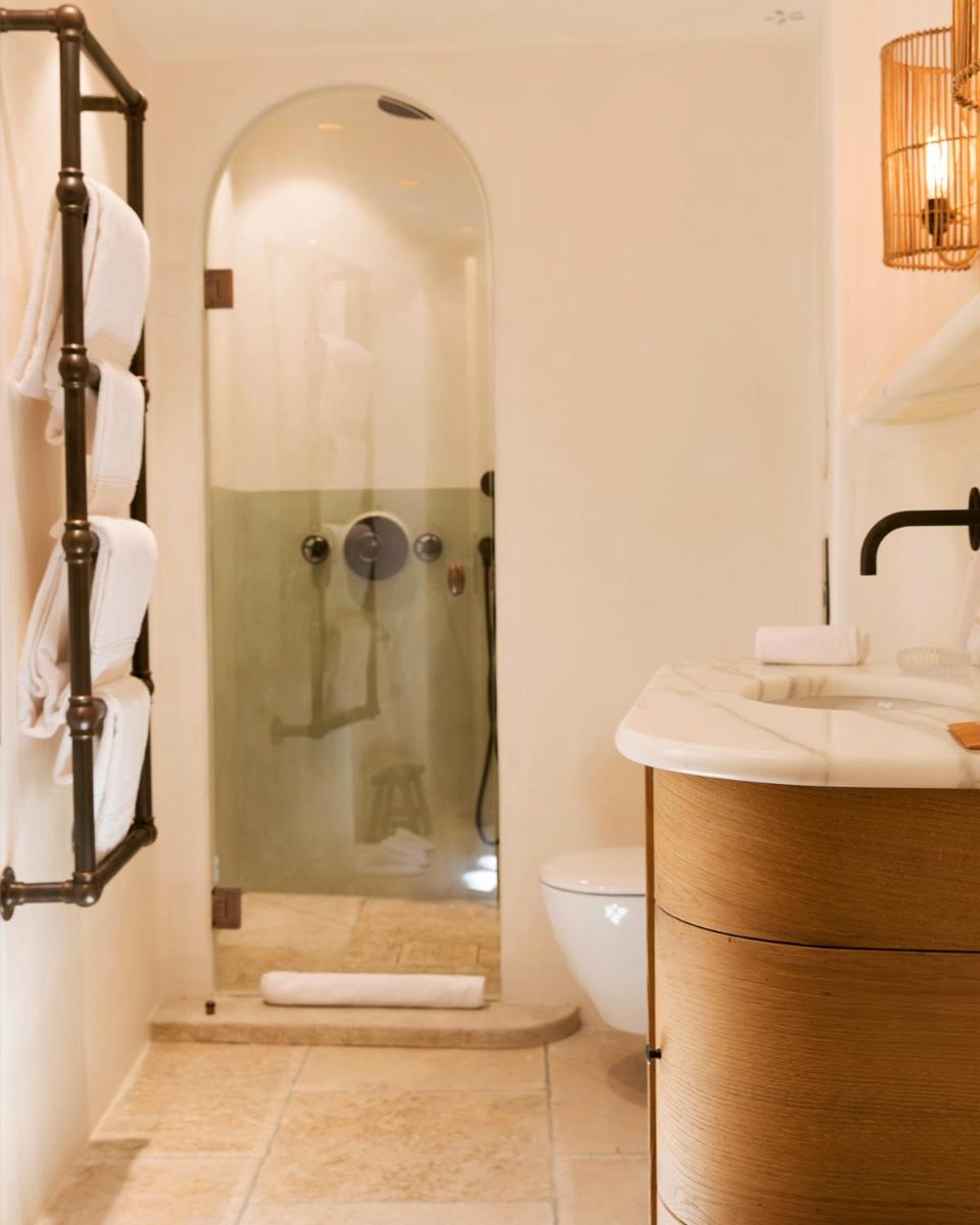 une salle de bain avec douche et lavabo dans l'établissement Hotel la Ponche, à Saint-Tropez