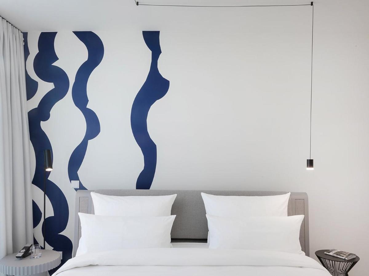 Ein Bett oder Betten in einem Zimmer der Unterkunft KPM Hotel & Residences Berlin, a Member of Design Hotels