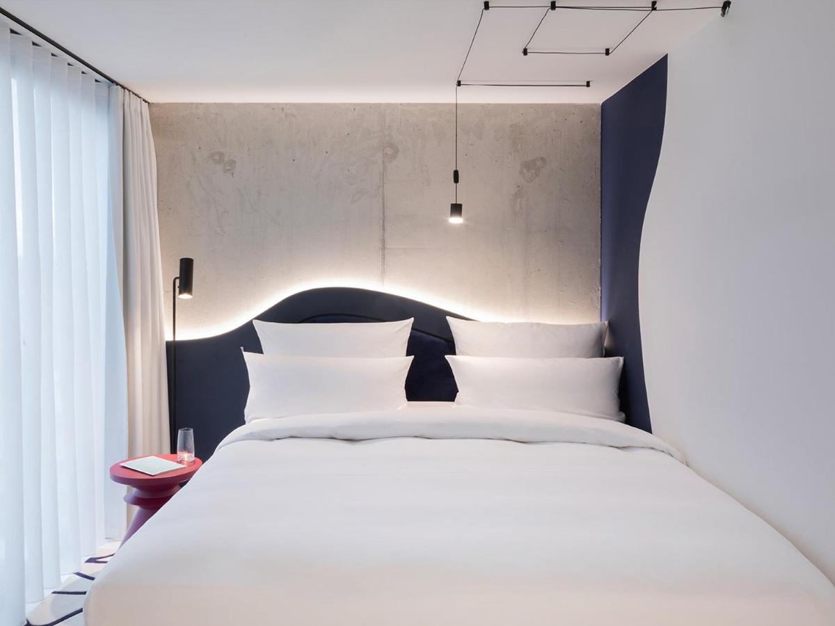 Ein Bett oder Betten in einem Zimmer der Unterkunft KPM Hotel & Residences Berlin, a Member of Design Hotels