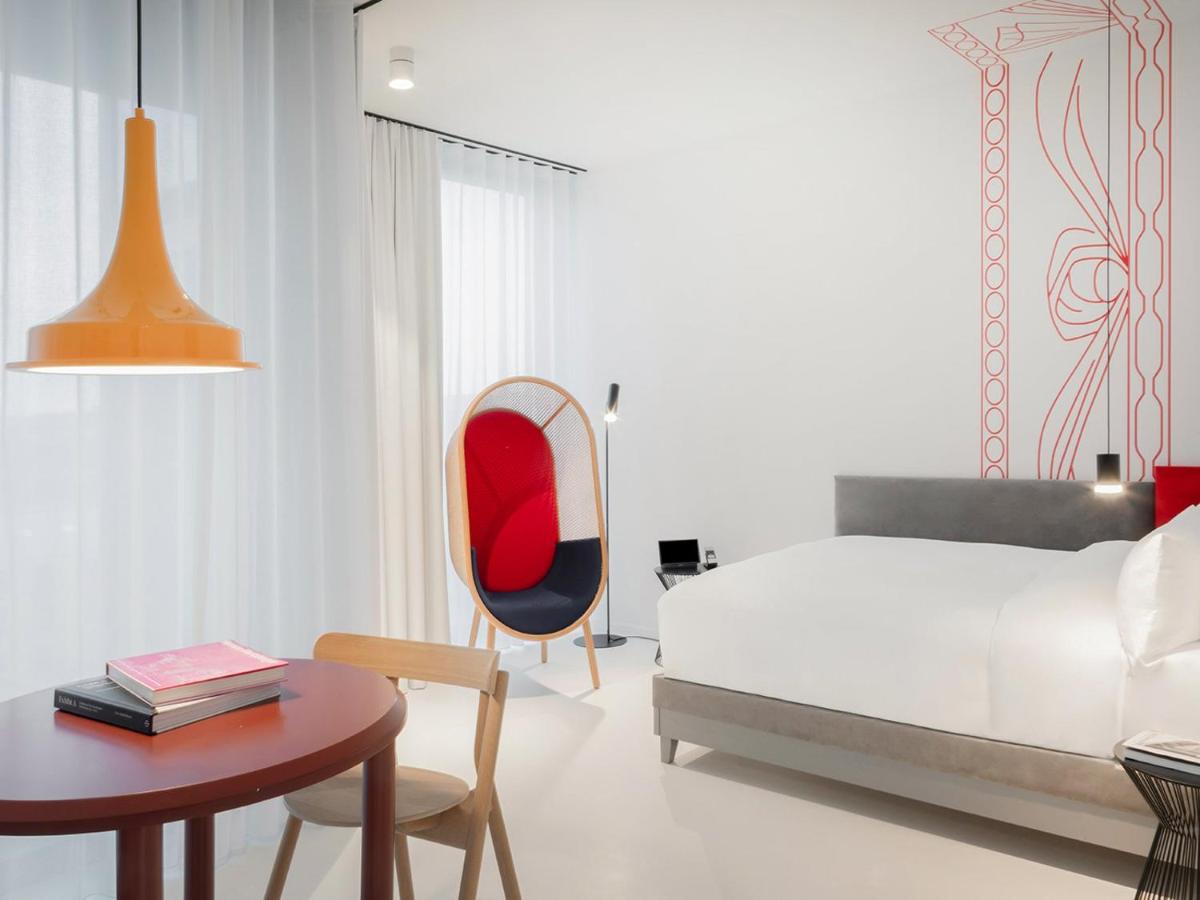 Ein Bett oder Betten in einem Zimmer der Unterkunft KPM Hotel & Residences Berlin, a Member of Design Hotels