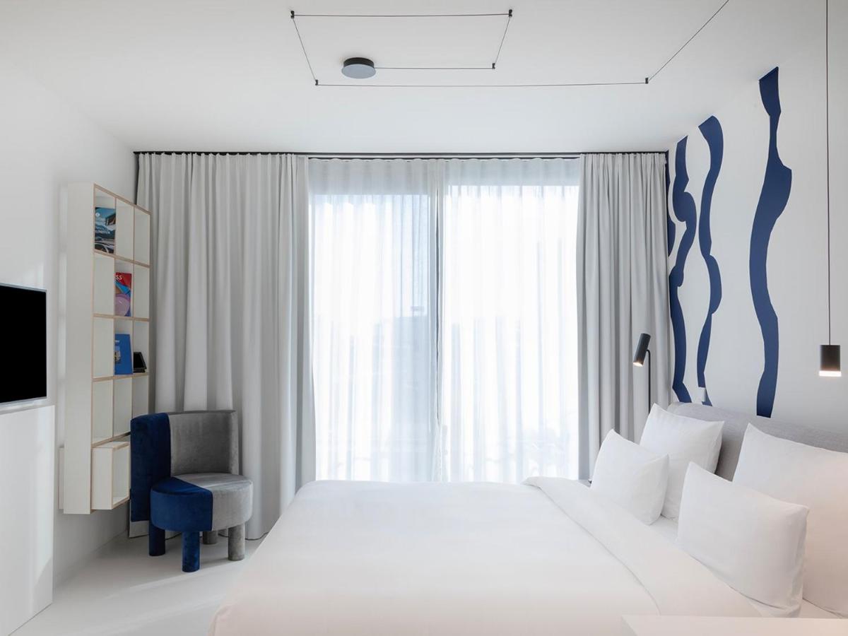 Ein Bett oder Betten in einem Zimmer der Unterkunft KPM Hotel & Residences Berlin, a Member of Design Hotels