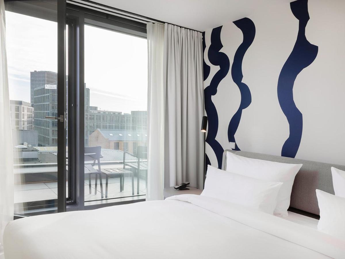 Ein Bett oder Betten in einem Zimmer der Unterkunft KPM Hotel & Residences Berlin, a Member of Design Hotels