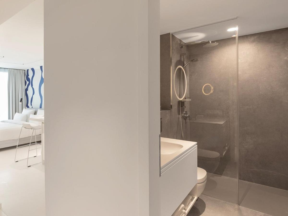 Ein Badezimmer in der Unterkunft KPM Hotel & Residences Berlin, a Member of Design Hotels