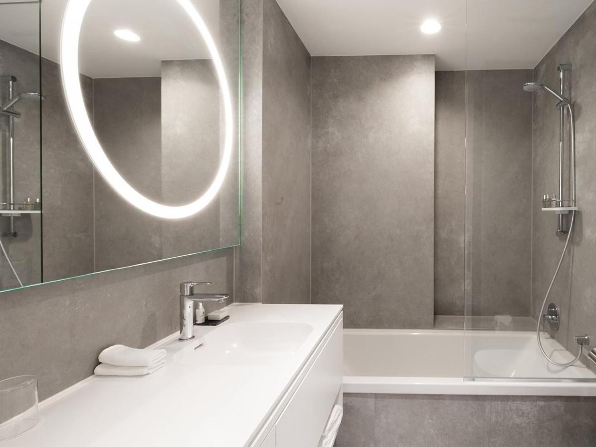 Ein Badezimmer in der Unterkunft KPM Hotel & Residences Berlin, a Member of Design Hotels