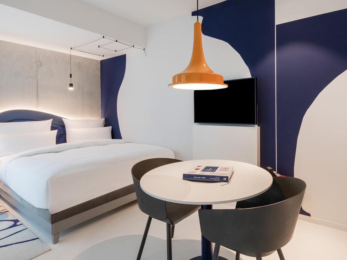Ein Bett oder Betten in einem Zimmer der Unterkunft KPM Hotel & Residences Berlin, a Member of Design Hotels