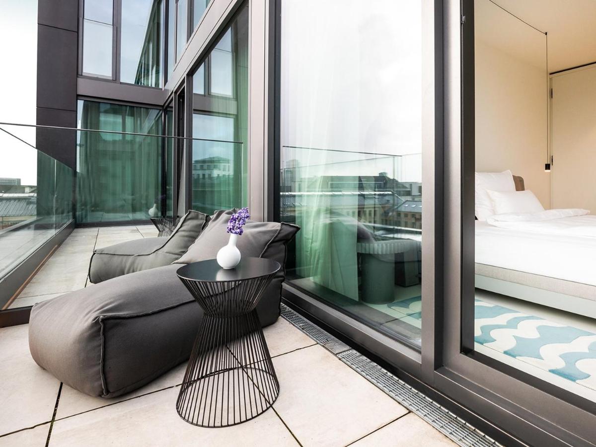 Ein Bett oder Betten in einem Zimmer der Unterkunft KPM Hotel & Residences Berlin, a Member of Design Hotels