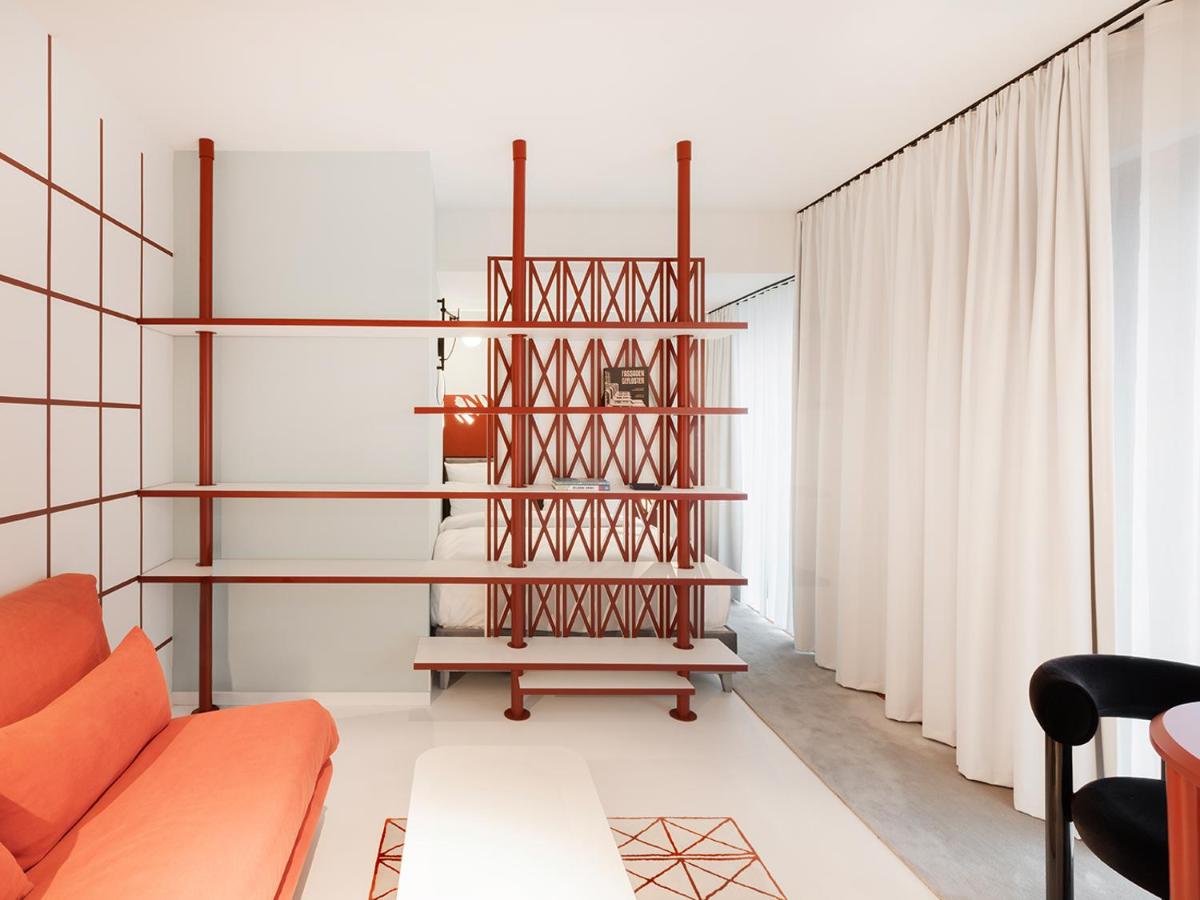 Ein Sitzbereich in der Unterkunft KPM Hotel & Residences Berlin, a Member of Design Hotels