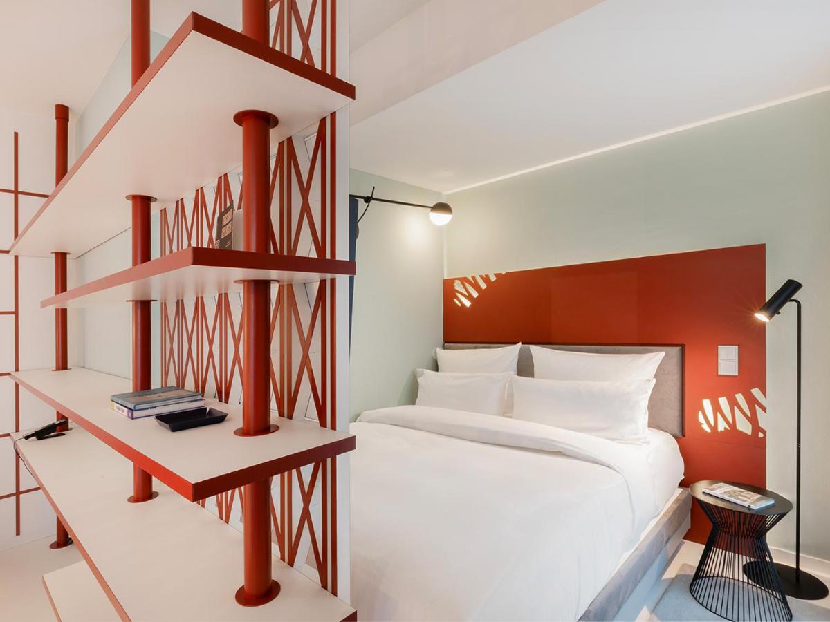 Ein Bett oder Betten in einem Zimmer der Unterkunft KPM Hotel & Residences Berlin, a Member of Design Hotels