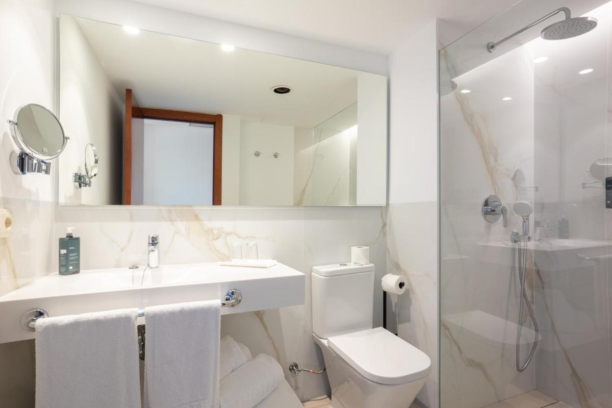 Un baño de CM Castell de Mar