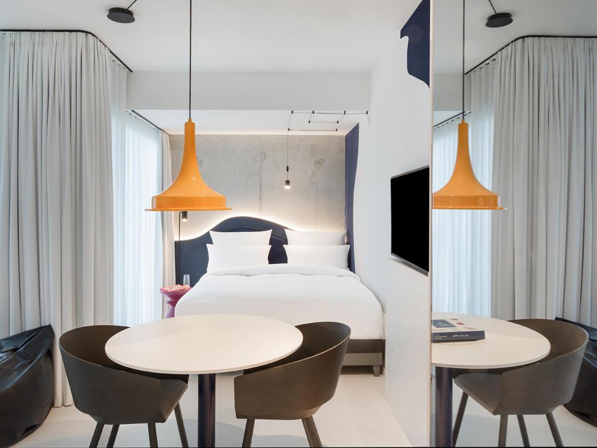 Ein Bett oder Betten in einem Zimmer der Unterkunft KPM Hotel & Residences Berlin, a Member of Design Hotels