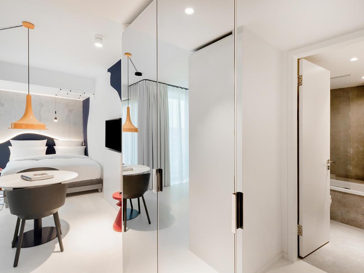 Ein Badezimmer in der Unterkunft KPM Hotel & Residences Berlin, a Member of Design Hotels