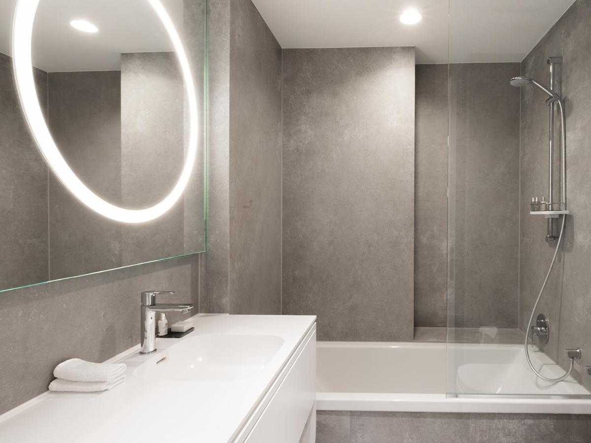 Ein Badezimmer in der Unterkunft KPM Hotel & Residences Berlin, a Member of Design Hotels