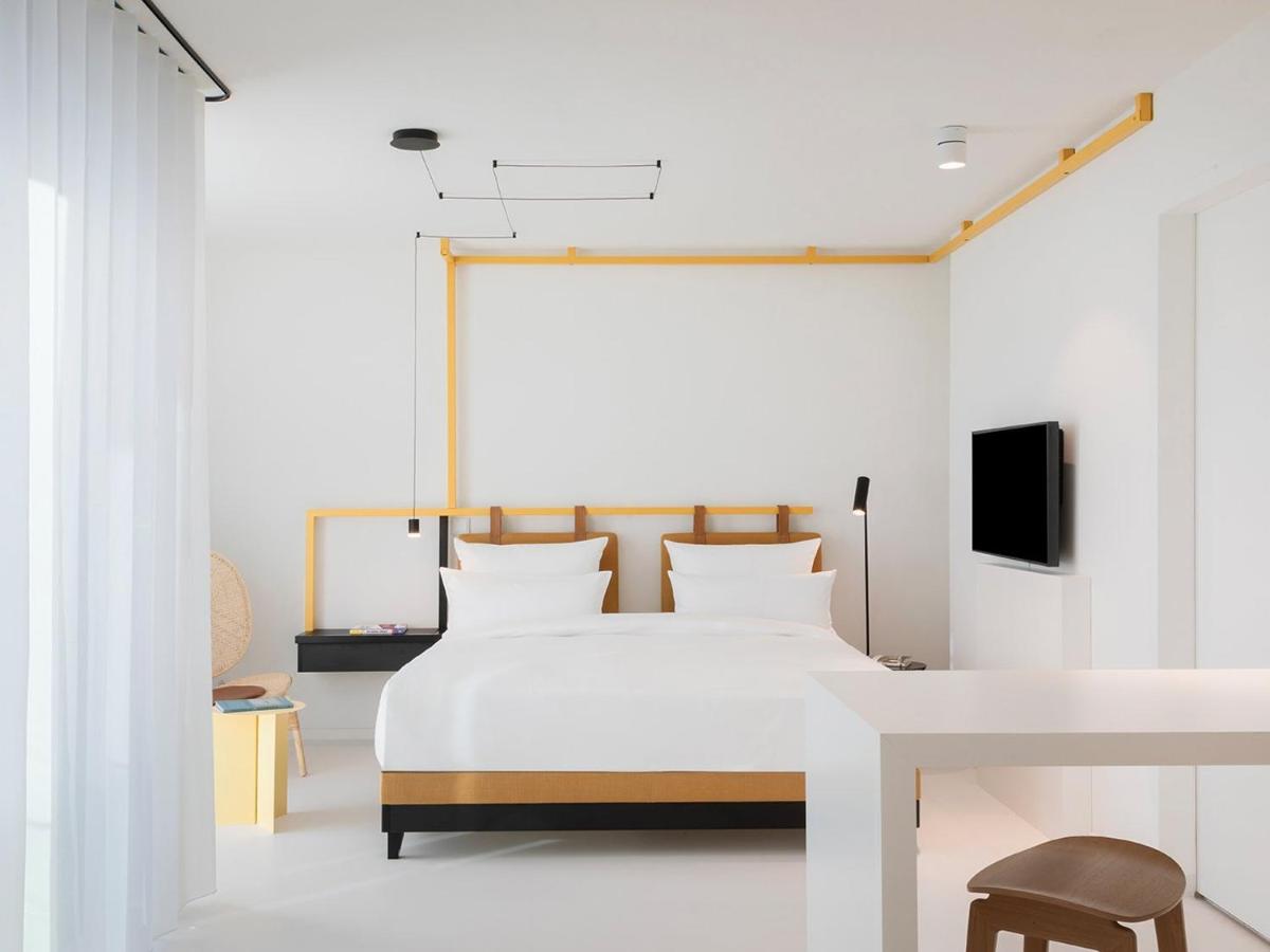 Ein Bett oder Betten in einem Zimmer der Unterkunft KPM Hotel & Residences Berlin, a Member of Design Hotels