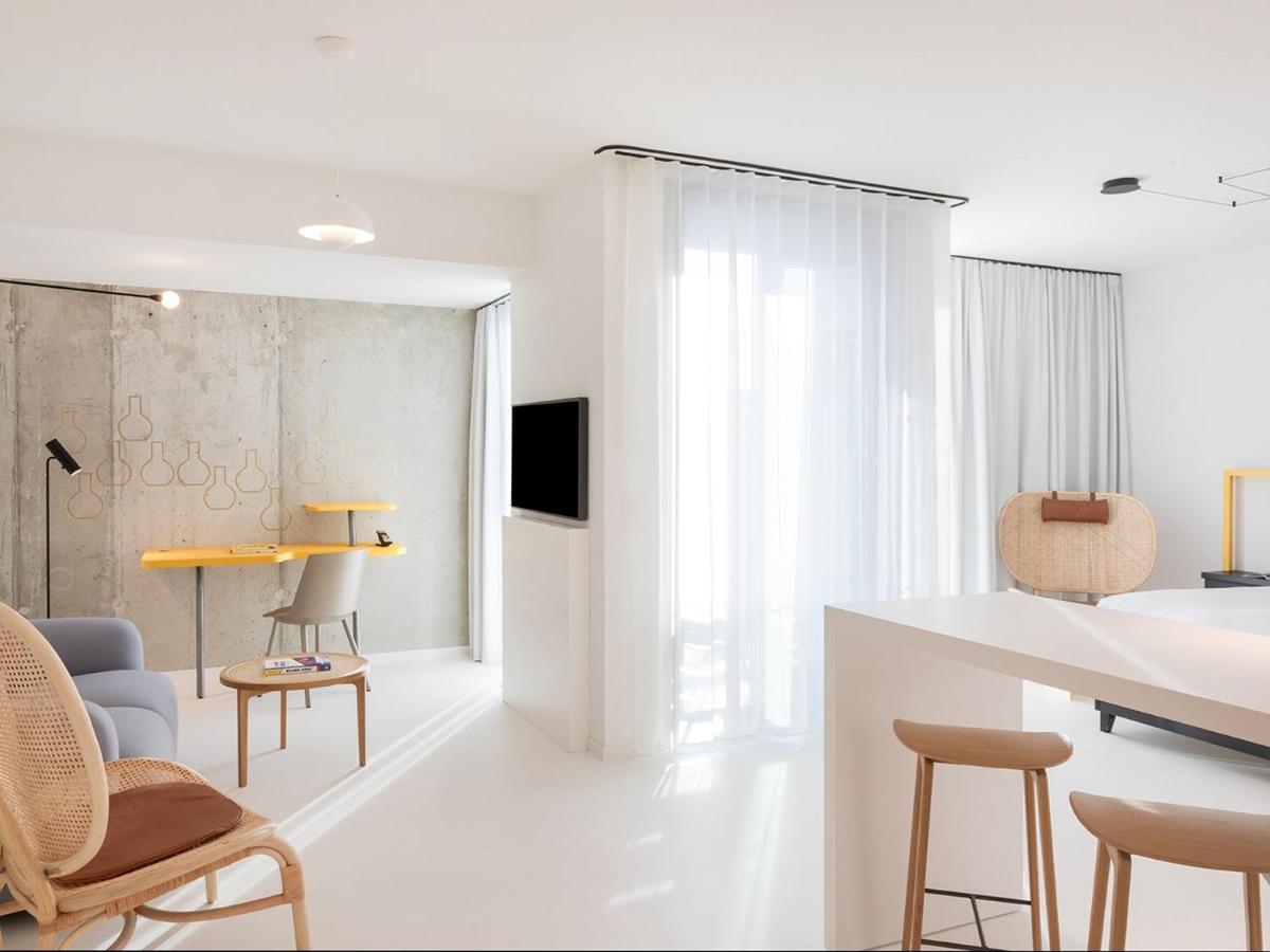 TV/Unterhaltungsangebot in der Unterkunft KPM Hotel & Residences Berlin, a Member of Design Hotels