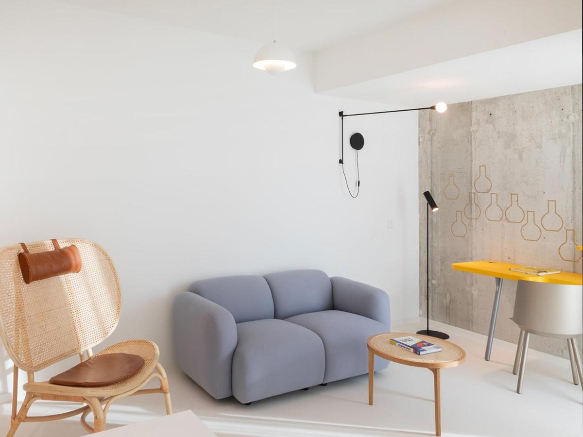 Ein Sitzbereich in der Unterkunft KPM Hotel & Residences Berlin, a Member of Design Hotels