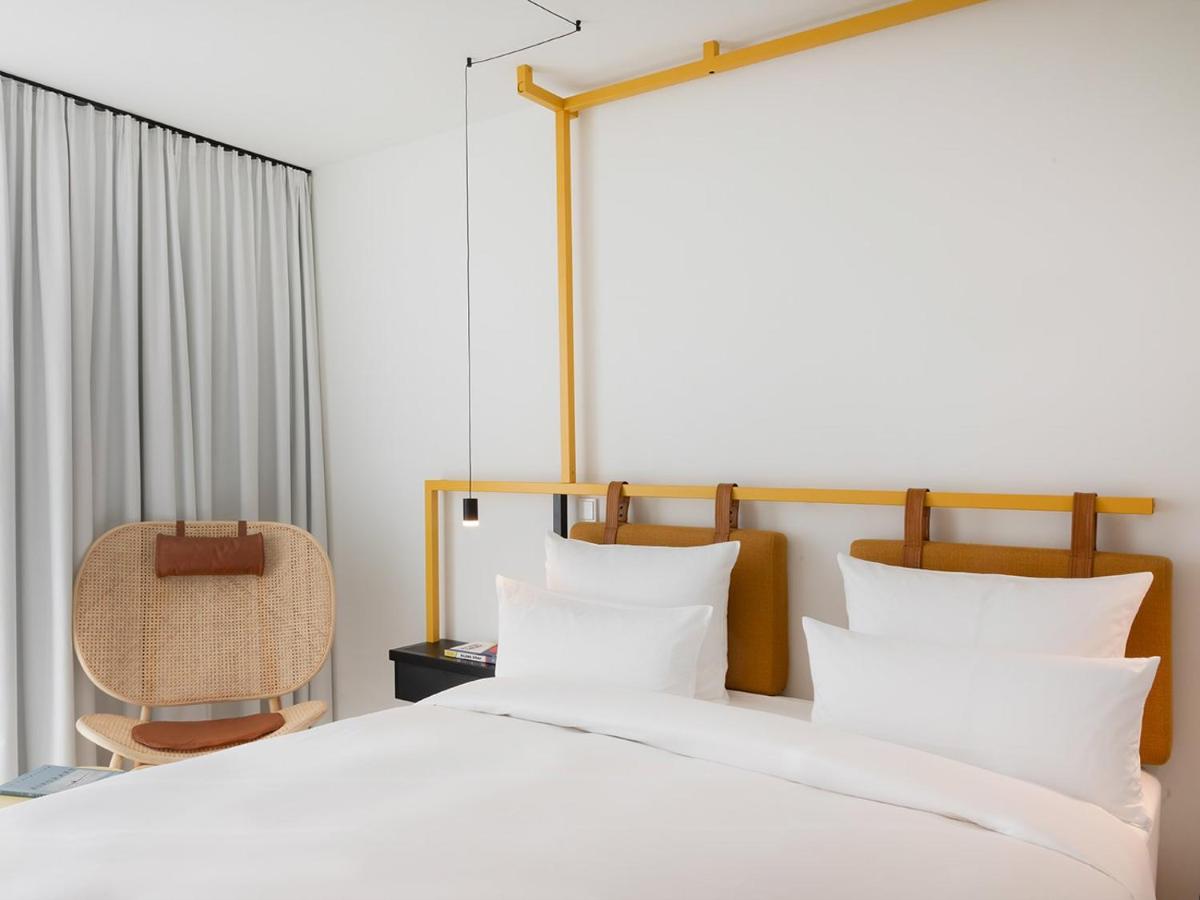 Ein Bett oder Betten in einem Zimmer der Unterkunft KPM Hotel & Residences Berlin, a Member of Design Hotels
