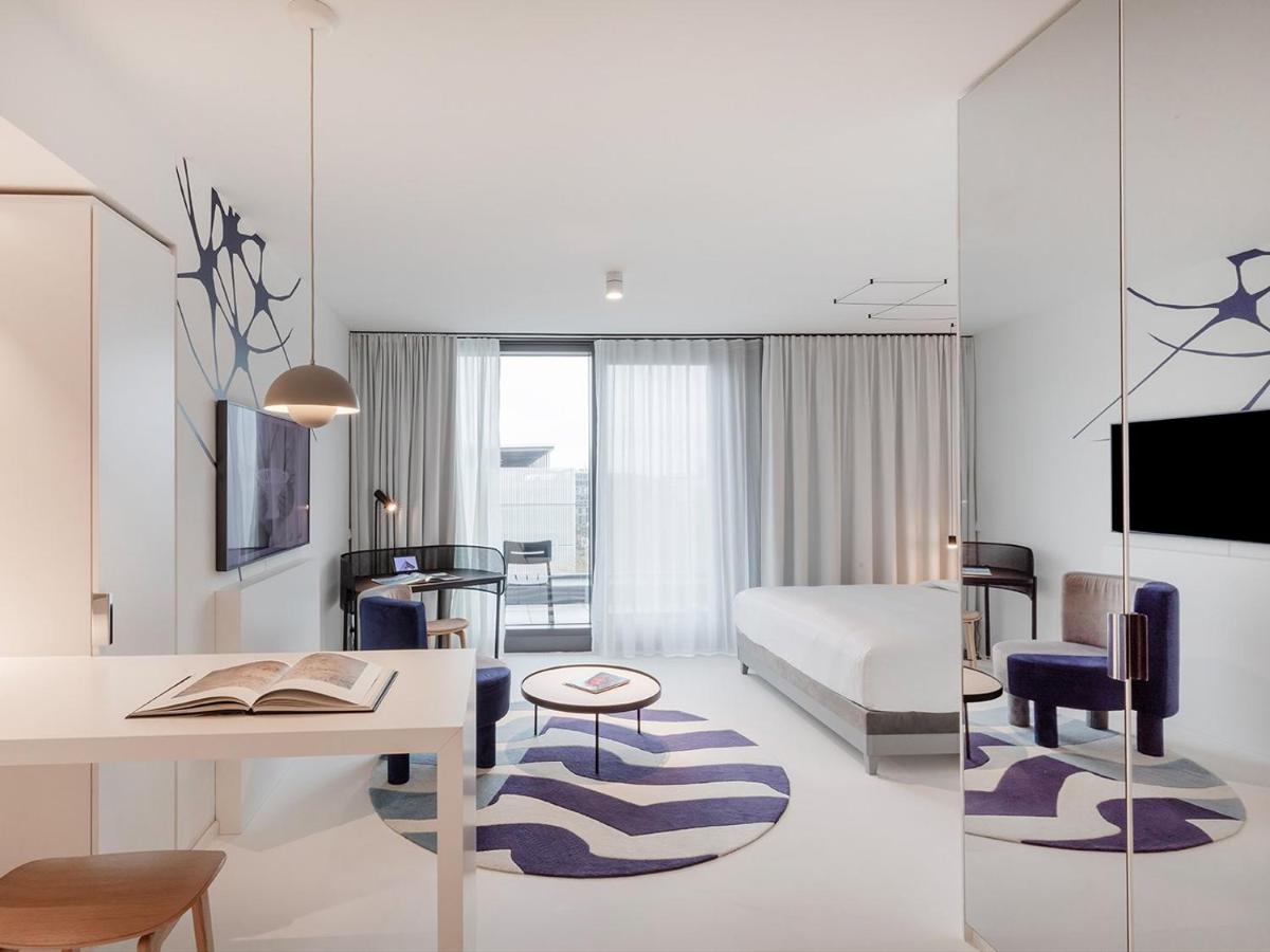 Ein Bett oder Betten in einem Zimmer der Unterkunft KPM Hotel & Residences Berlin, a Member of Design Hotels