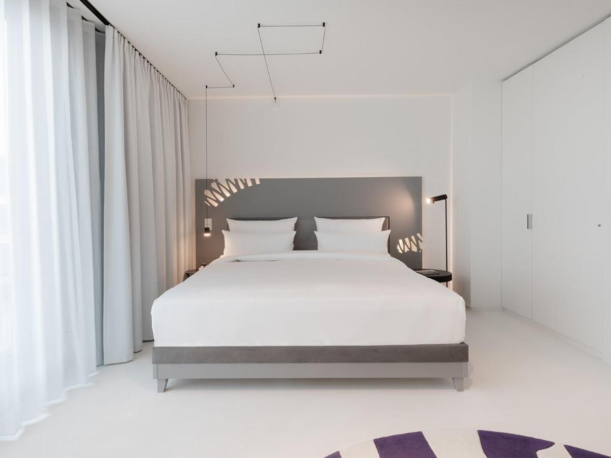 Ein Bett oder Betten in einem Zimmer der Unterkunft KPM Hotel & Residences Berlin, a Member of Design Hotels