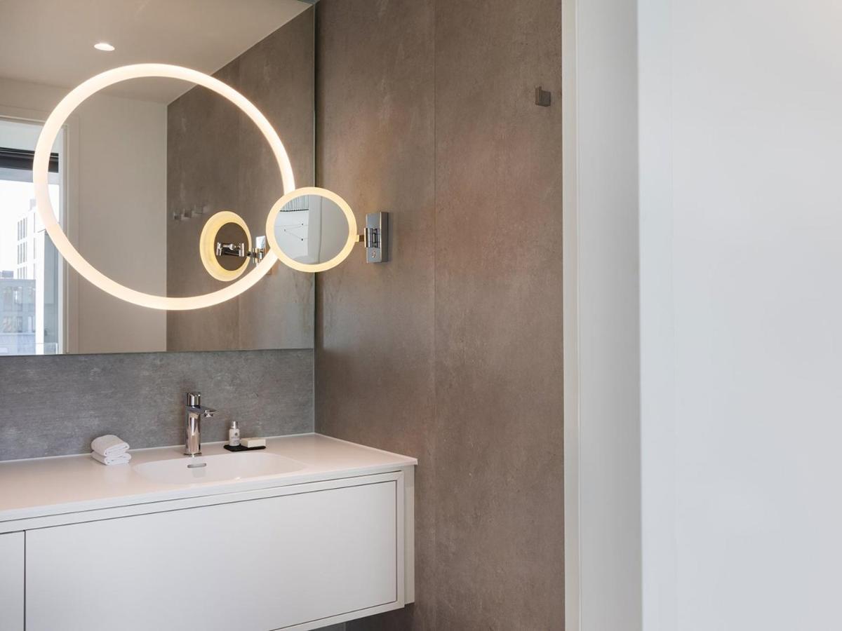 Ein Badezimmer in der Unterkunft KPM Hotel & Residences Berlin, a Member of Design Hotels